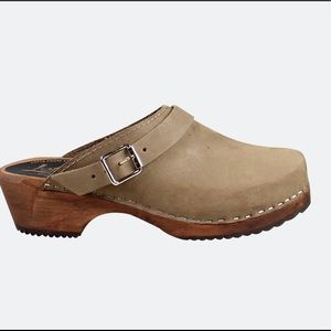 Lotta Stockholm Leather Clogs Classic in Taupe
